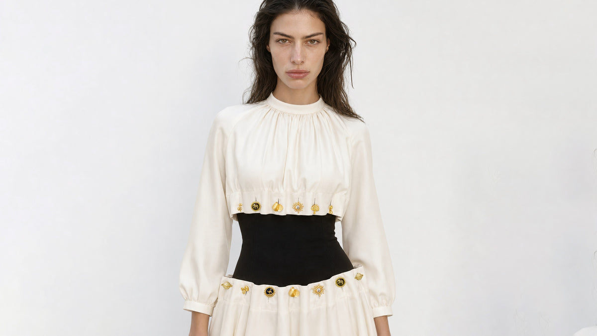 Robe Eterna ivoire cintrée